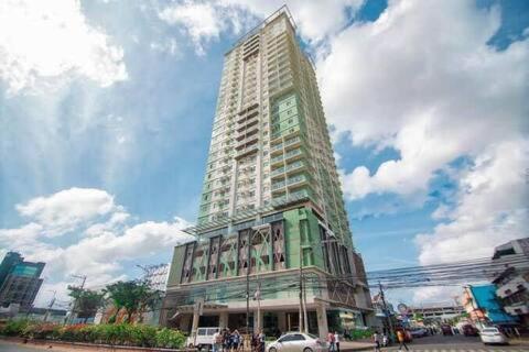 Sunvida Tower Residences Infront Of Sm City Cebu Exterior photo
